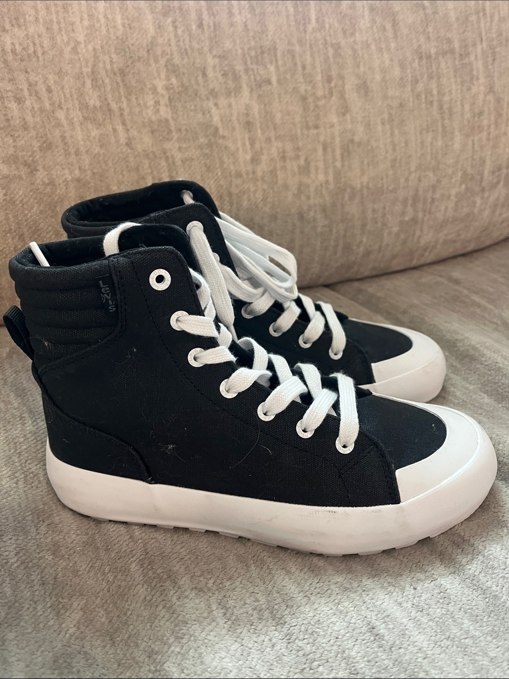 Levi’s Black & White Lace Up High Top Sneakers Women’s 7